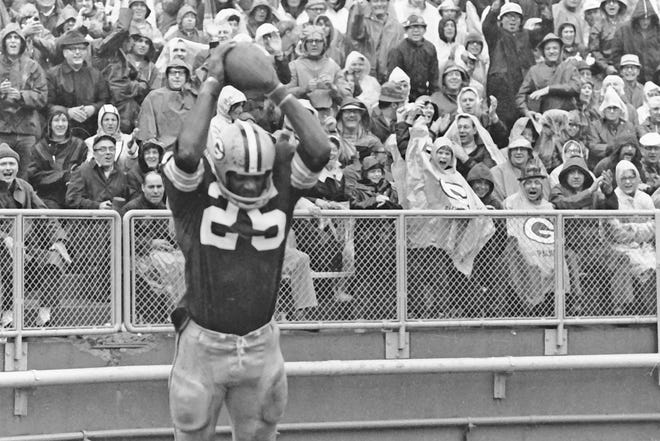 Green Bay Packers Dave Hampton (25) celebrates a touchdown during the 1971 season-opener at Lambeau Field in Green Bay against the New York Giants.The Giants won 42-40.